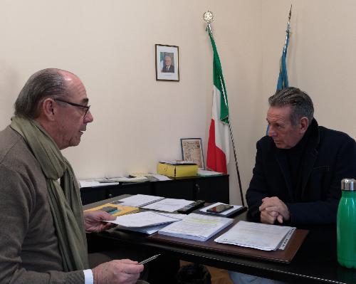 L'assessore regionale alla Difesa dell'ambiente Fabio Scoccimarro (a destra nella foto) con il presidente dell'Allianz Pallacanestro Trieste Mario Ghiacci